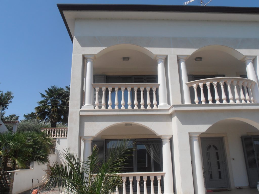 balkonska baročna betonska ograja